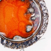 Masyvus pilkai oranžinis vėrinys prie kaklo dekoruotais kraštais